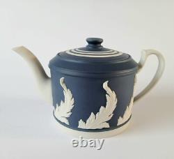 Théière en jaspe bleu Portland Wedgwood avec motif de feuille d'acanthe, en boîte