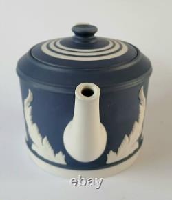Théière en jaspe bleu Portland Wedgwood avec motif de feuille d'acanthe, en boîte