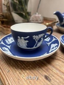 Théière en jasperware bleu foncé des années 1890, tasses, soucoupes, sucrier et pot à lait.