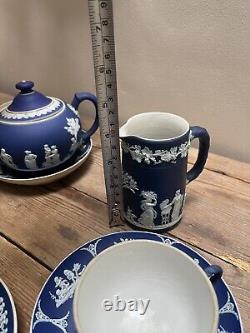 Théière en jasperware bleu foncé des années 1890, tasses, soucoupes, sucrier et pot à lait.