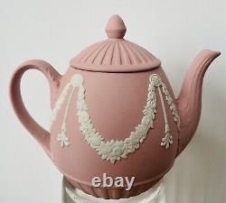 Théière en petit poterie Jasperware rose rare de Wedgwood d'environ 4 pouces de haut