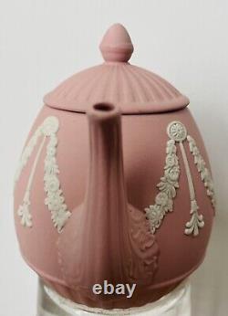 Théière en petit poterie Jasperware rose rare de Wedgwood d'environ 4 pouces de haut