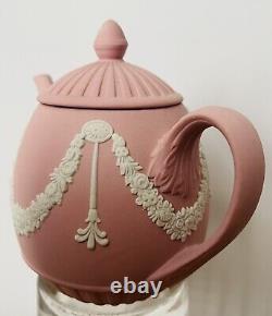 Théière en petit poterie Jasperware rose rare de Wedgwood d'environ 4 pouces de haut