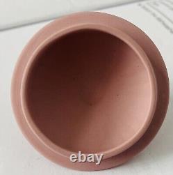 Théière en petit poterie Jasperware rose rare de Wedgwood d'environ 4 pouces de haut