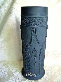 Très Grand Cirque 1869 Wedgwood Jasperware Noir 8 1/2 Arcadian Spill Vase
