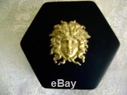 Très Rare Méduse D'or De Wedgwood Sur La Boîte À Couvercle Hexagonale Noire De Jasperware