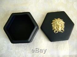 Très Rare Méduse D'or De Wedgwood Sur La Boîte À Couvercle Hexagonale Noire De Jasperware