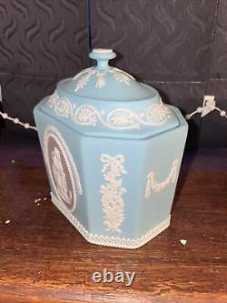 Très Rare Tri Color Wedgwood Jasperware Sugar Box