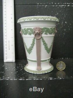 Très Rare Vintage Wedgwood Angleterre Tricolor Floral Swags Jasper Vase Lion Head