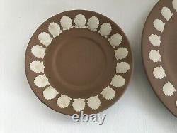 Trio de pièces en jaspe brun Wedgwood avec motif coquille en excellent état