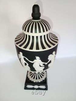URNE couverte en jaspe noir et blanc Wedgwood rare, 26 cm