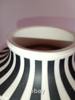 URNE couverte en jaspe noir et blanc Wedgwood rare, 26 cm