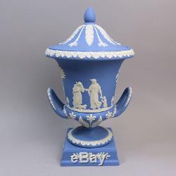 Un Beau Wedgwood Twin Manipulé Campana Forme Piédestal Blue Jasper Ware Vase