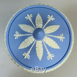 Un Beau Wedgwood Twin Manipulé Campana Forme Piédestal Blue Jasper Ware Vase