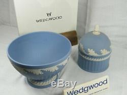 Un Wedgwood Bleu Jasper Ware Bol Sur Pieds Et Correspondant Acorn Pot, Superbe Et Rare