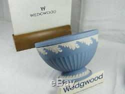 Un Wedgwood Bleu Jasper Ware Bol Sur Pieds Et Correspondant Acorn Pot, Superbe Et Rare