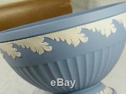 Un Wedgwood Bleu Jasper Ware Bol Sur Pieds Et Correspondant Acorn Pot, Superbe Et Rare