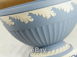 Un Wedgwood Bleu Jasper Ware Bol Sur Pieds Et Correspondant Acorn Pot, Superbe Et Rare