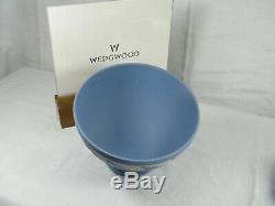 Un Wedgwood Bleu Jasper Ware Bol Sur Pieds Et Correspondant Acorn Pot, Superbe Et Rare