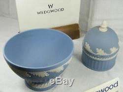 Un Wedgwood Bleu Jasper Ware Bol Sur Pieds Et Correspondant Acorn Pot, Superbe Et Rare