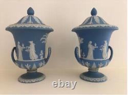 Une Paire D'ournes Anciennes Wedgwood Jasperware Campana Avec Couvertures Vers 1868