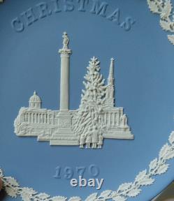 Une collection de dix assiettes de Noël en jaspe Wedgwood 1970-1978 21 cm dans leur boîte