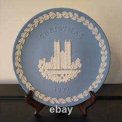 Une collection de dix assiettes de Noël en jaspe Wedgwood 1970-1978 21 cm dans leur boîte