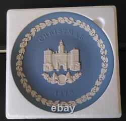 Une collection de dix assiettes de Noël en jaspe Wedgwood 1970-1978 21 cm dans leur boîte