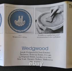 Une collection de dix assiettes de Noël en jaspe Wedgwood 1970-1978 21 cm dans leur boîte