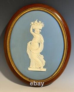 Une fabuleuse grande plaque en jaspe bleu Wedgwood encadrée du XIXe siècle