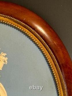 Une fabuleuse grande plaque en jaspe bleu Wedgwood encadrée du XIXe siècle