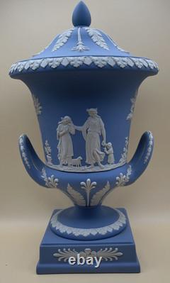 Une urne vase Campana en jaspe Wedgwood. Exquise