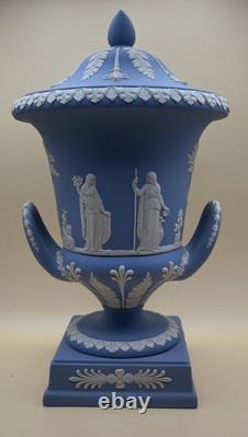 Une urne vase Campana en jaspe Wedgwood. Exquise
