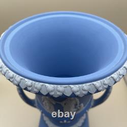 Une urne vase Campana en jaspe Wedgwood. Exquise