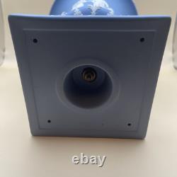 Une urne vase Campana en jaspe Wedgwood. Exquise