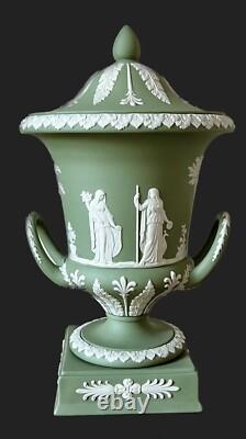 Urne Campana Grande Wedgwood avec Couvercle en Jasperware Vert Sauge Scènes de Mythologie Grecque