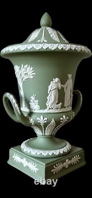 Urne Campana Grande Wedgwood avec Couvercle en Jasperware Vert Sauge Scènes de Mythologie Grecque