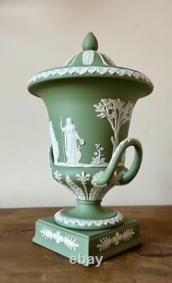 Urne Campana Grande Wedgwood avec Couvercle en Jasperware Vert Sauge Scènes de Mythologie Grecque