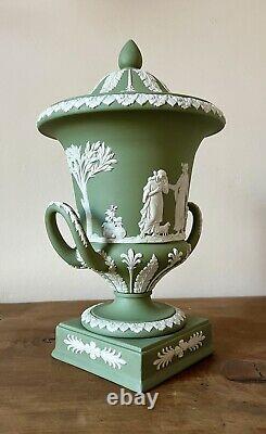 Urne Campana Grande Wedgwood avec Couvercle en Jasperware Vert Sauge Scènes de Mythologie Grecque