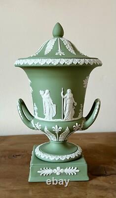 Urne Campana Grande Wedgwood avec Couvercle en Jasperware Vert Sauge Scènes de Mythologie Grecque