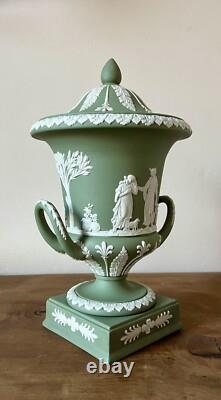 Urne Campana Grande Wedgwood avec Couvercle en Jasperware Vert Sauge Scènes de Mythologie Grecque
