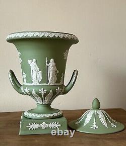 Urne Campana Grande Wedgwood avec Couvercle en Jasperware Vert Sauge Scènes de Mythologie Grecque