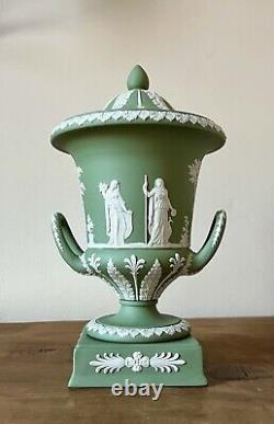 Urne Campana Grande Wedgwood avec Couvercle en Jasperware Vert Sauge Scènes de Mythologie Grecque
