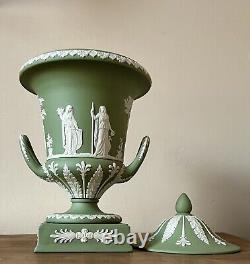 Urne Campana Grande Wedgwood avec Couvercle en Jasperware Vert Sauge Scènes de Mythologie Grecque
