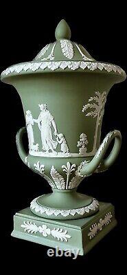 Urne Campana Grande Wedgwood avec Couvercle en Jasperware Vert Sauge Scènes de Mythologie Grecque