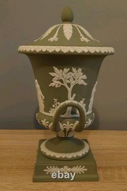 Urne Campana en Jasperware Wedgwood avec couvercle, vert sauge, scènes de mythologie grecque