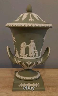 Urne Campana en Jasperware Wedgwood avec couvercle, vert sauge, scènes de mythologie grecque