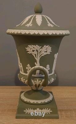 Urne Campana en Jasperware Wedgwood avec couvercle, vert sauge, scènes de mythologie grecque