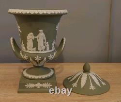 Urne Campana en Jasperware Wedgwood avec couvercle, vert sauge, scènes de mythologie grecque