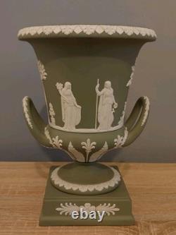 Urne Campana en Jasperware Wedgwood avec couvercle, vert sauge, scènes de mythologie grecque